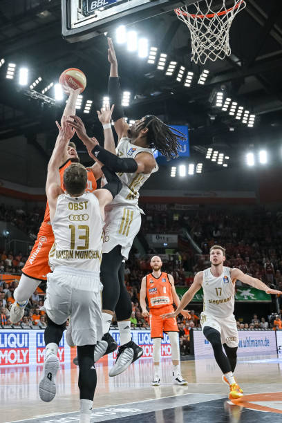 这一荣誉首 这一荣誉首